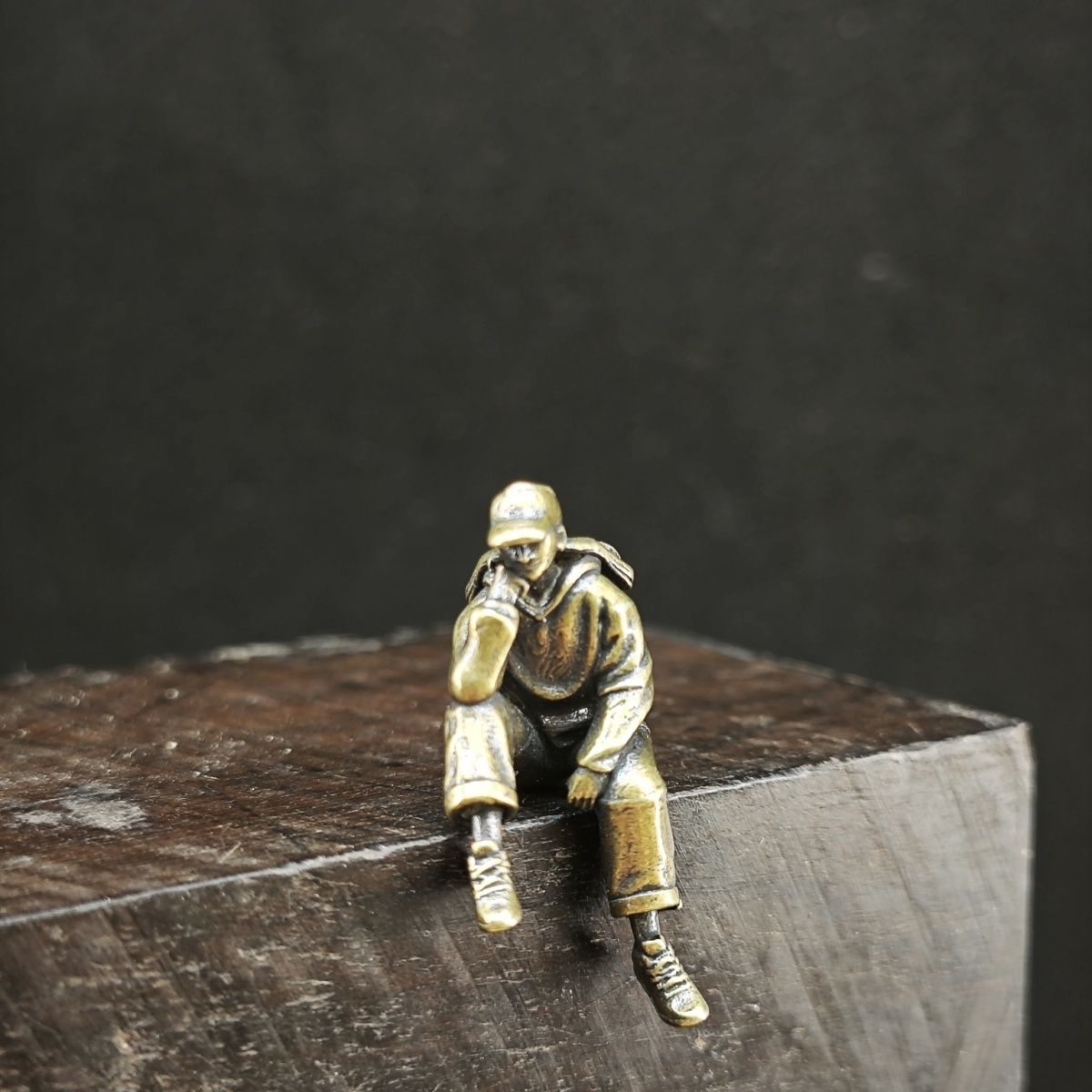 Brass Miniature Sitting Figure - Cubicle Shelf Organizer reseña y precio